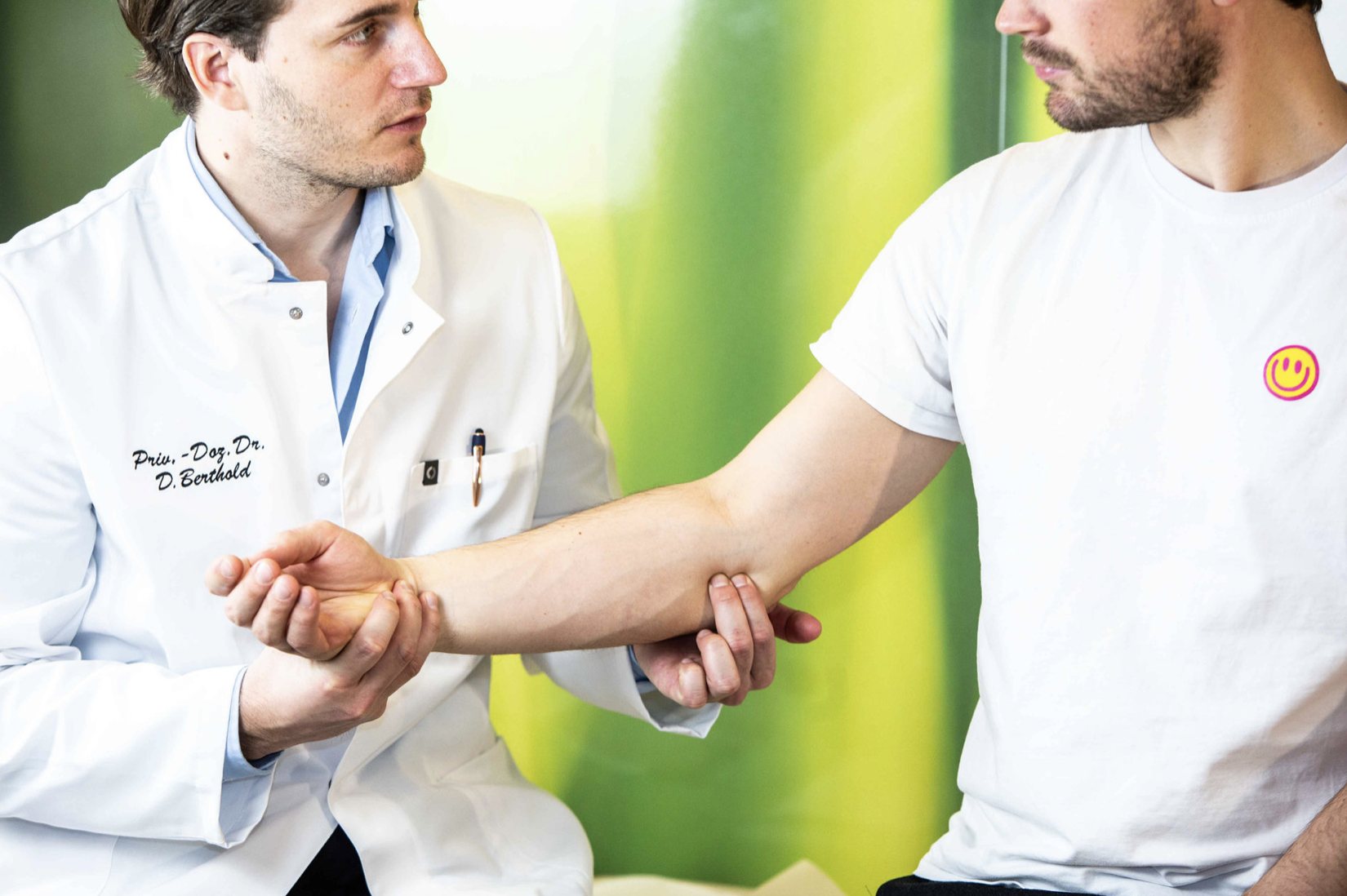 Persönliche klinische Ellenbogenuntersuchung durch PD Dr. med. Daniel P. Berthold