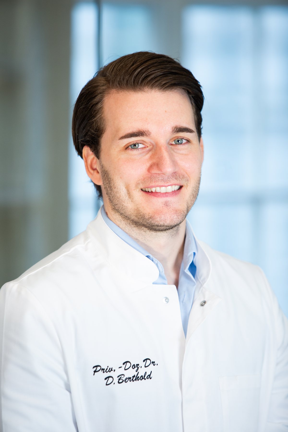 Presseportrait von PD Dr. Daniel Berthold im Hochformat