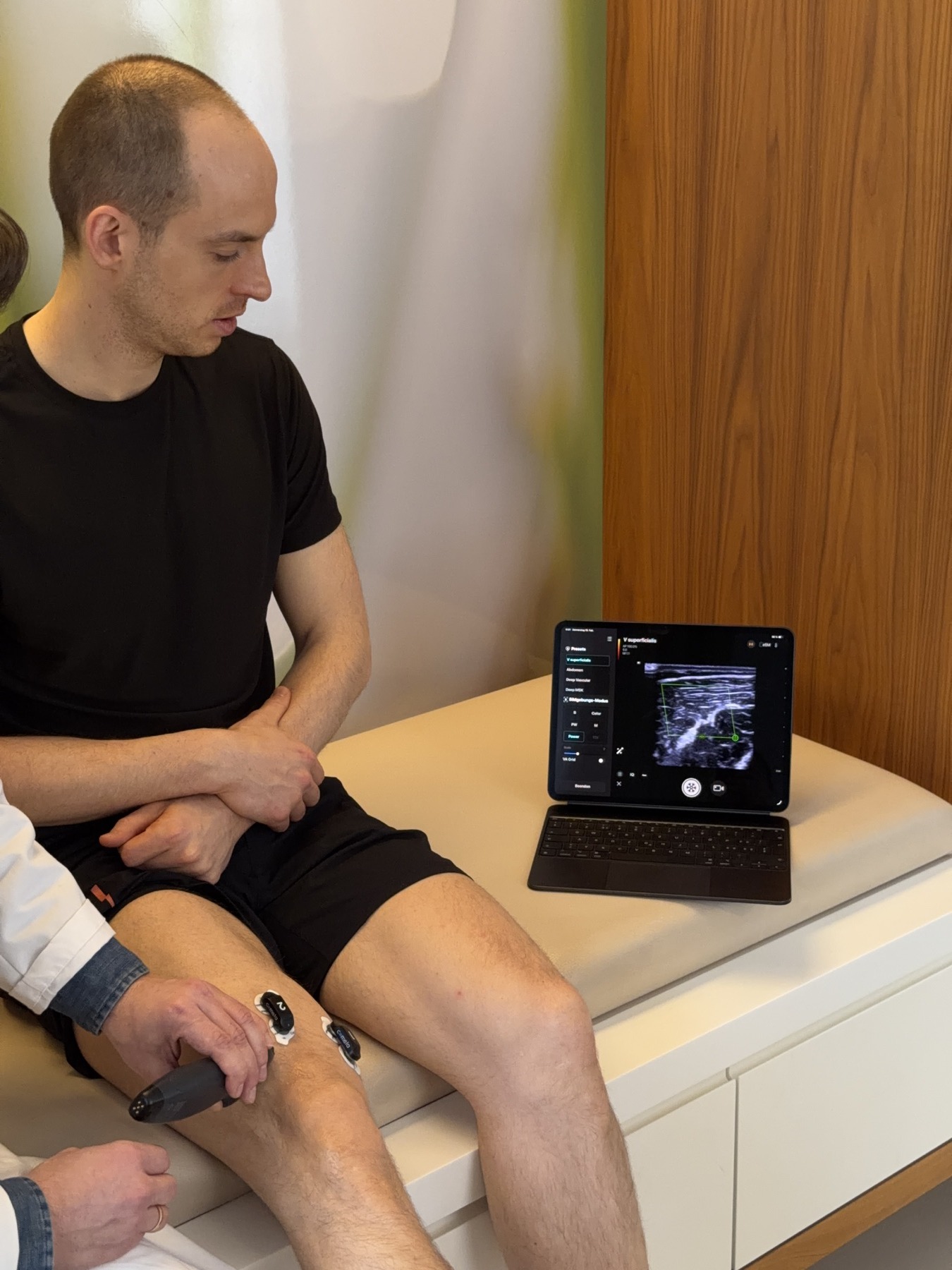 Ultraschalluntersuchung am Knie in der orthopädischen Praxis von Daniel Berthold in München