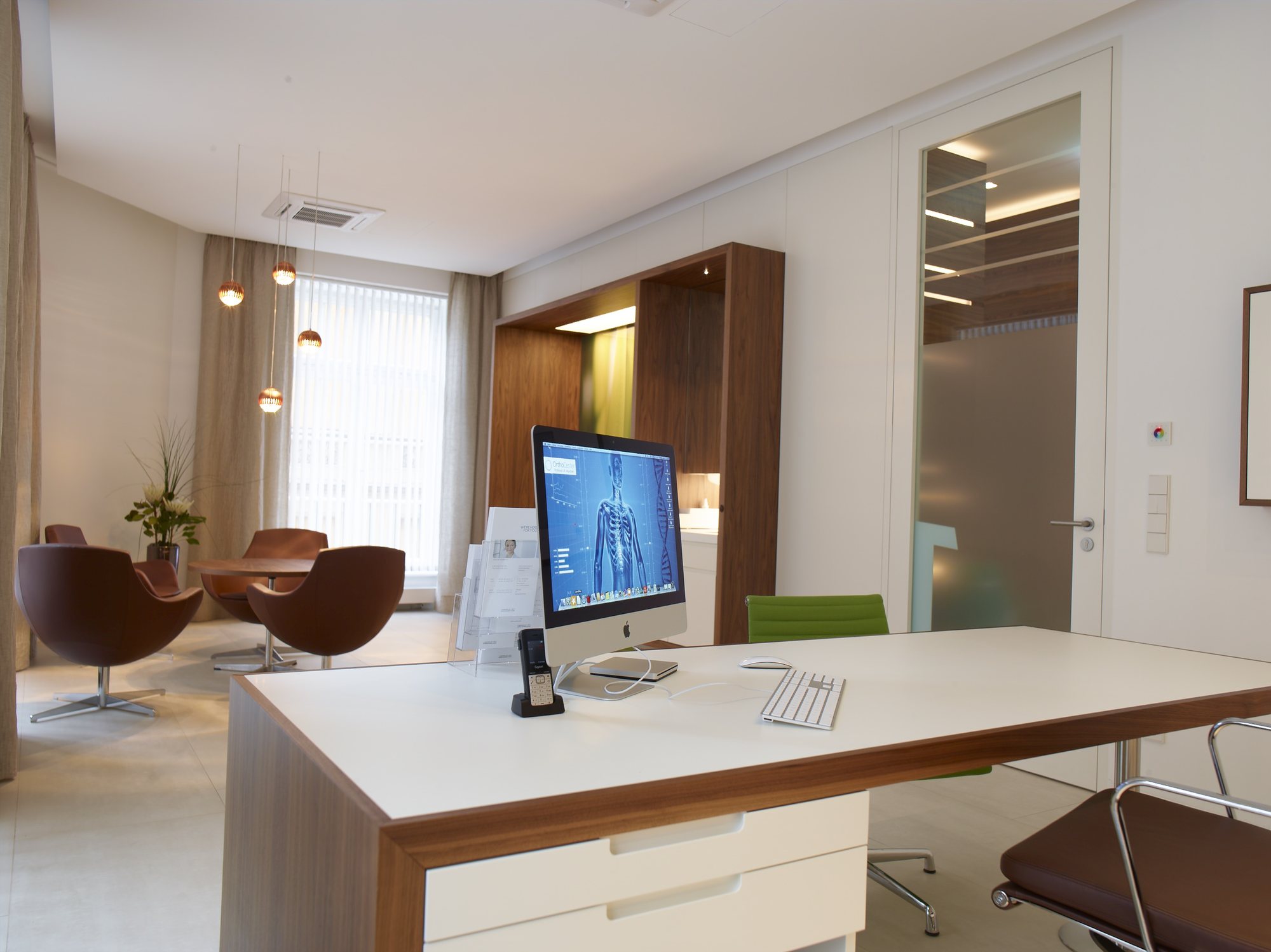Helles Sprechzimmer im OrthoCenter München